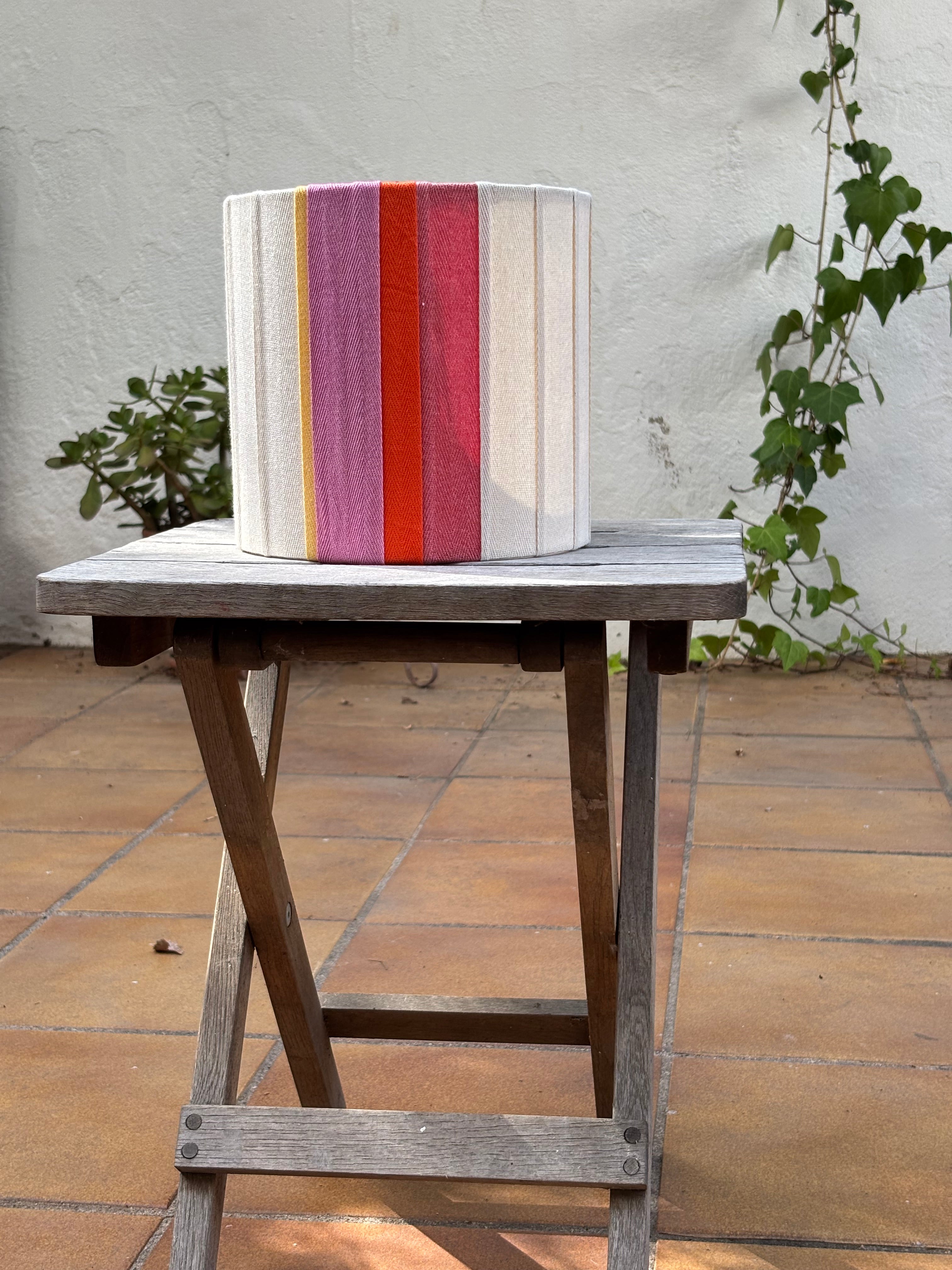 Pantalla Cintas amarillo, rosa, naranja, rosa.