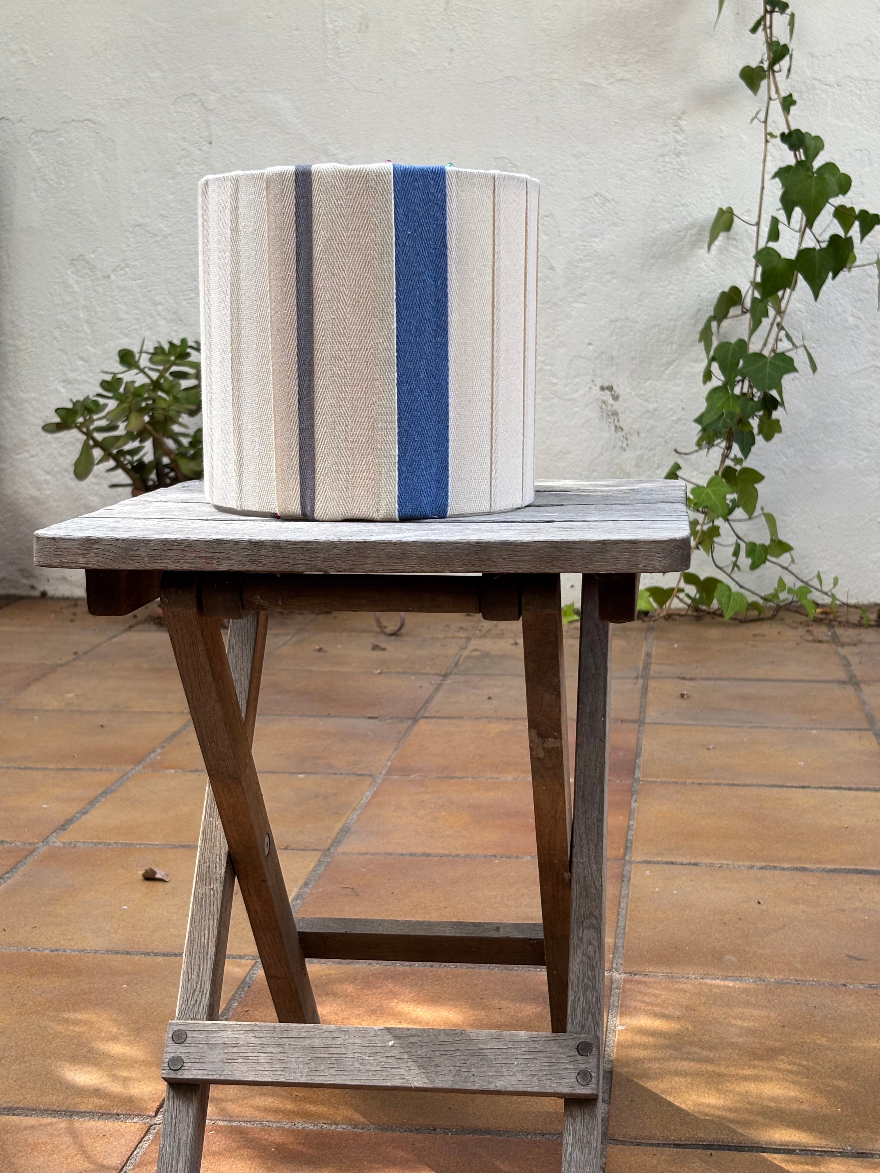 Pantalla Cintas gris, beige, azul.