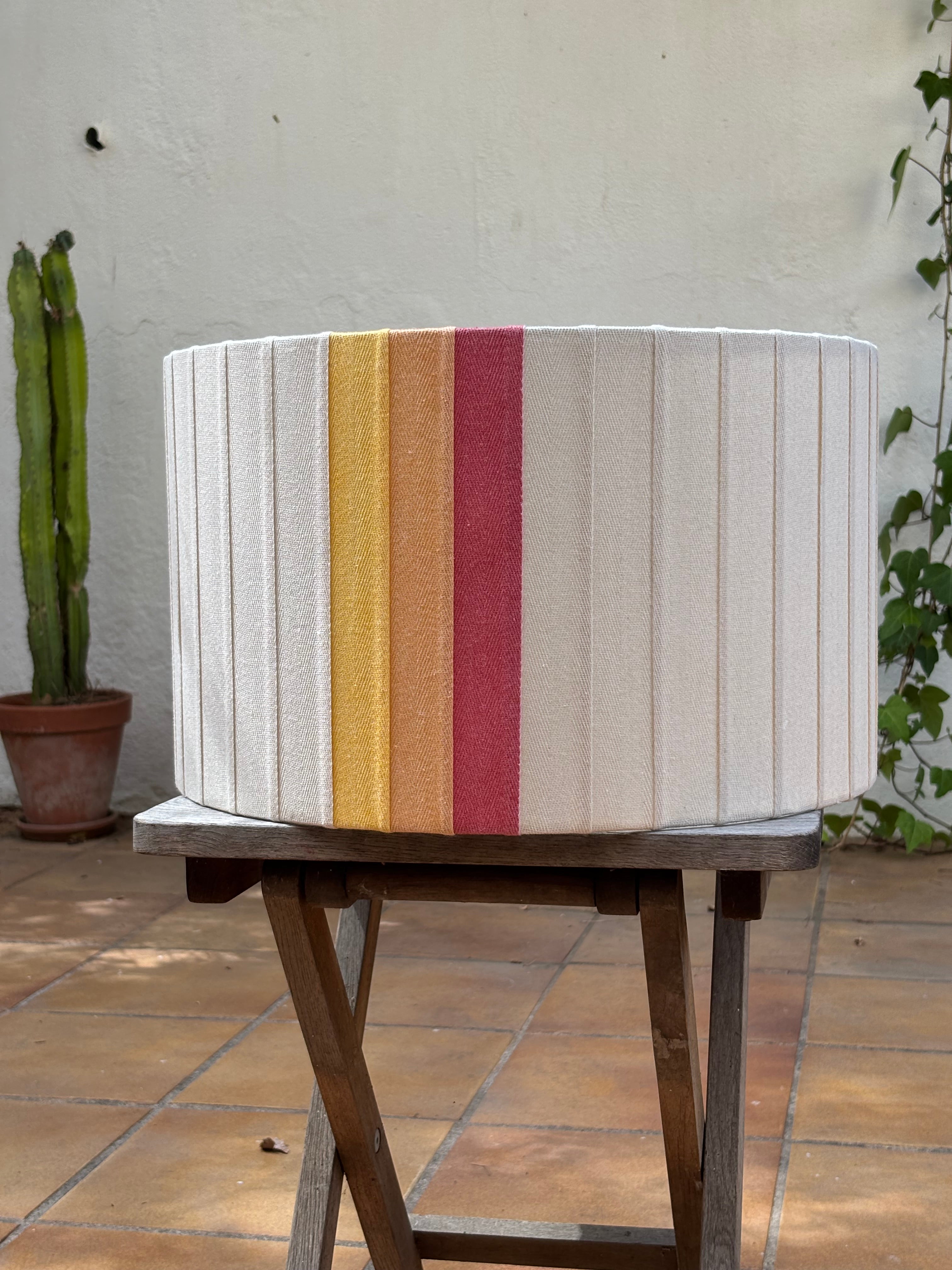 Pantalla Cintas amarilla,naranja y rosa.