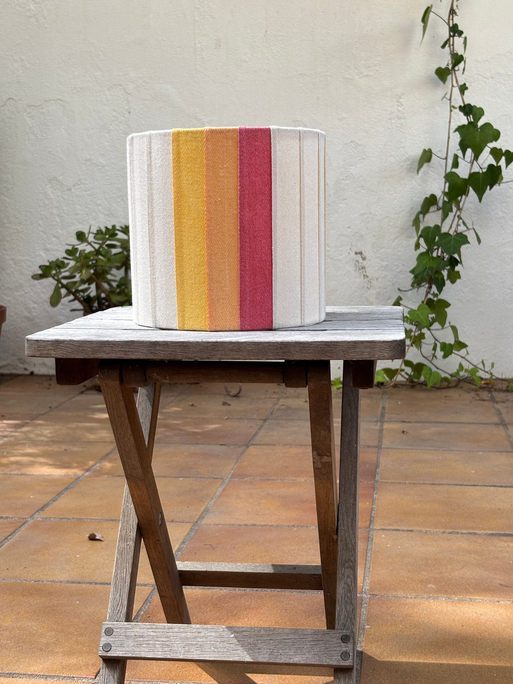 Pantalla Cintas amarilla,naranja y rosa.