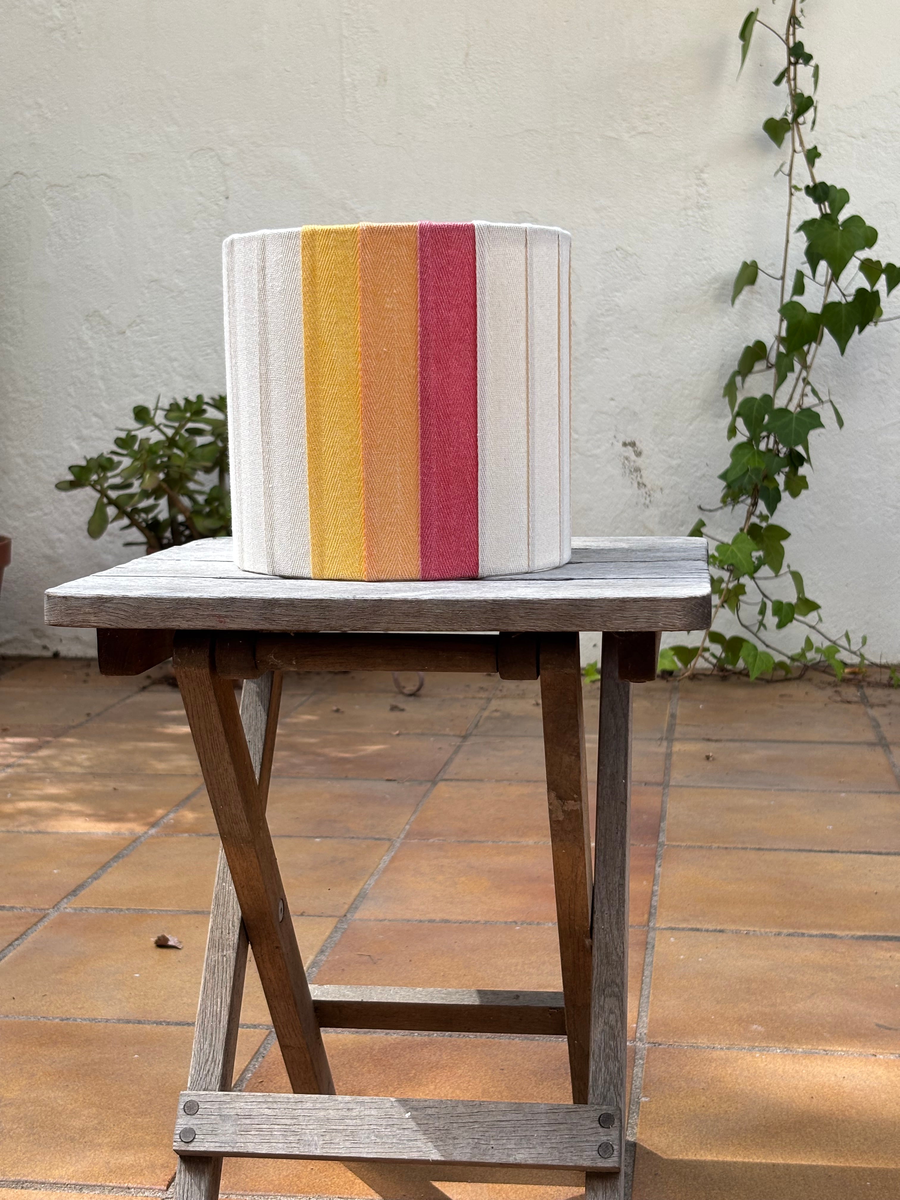 Pantalla Cintas amarilla,naranja y rosa.