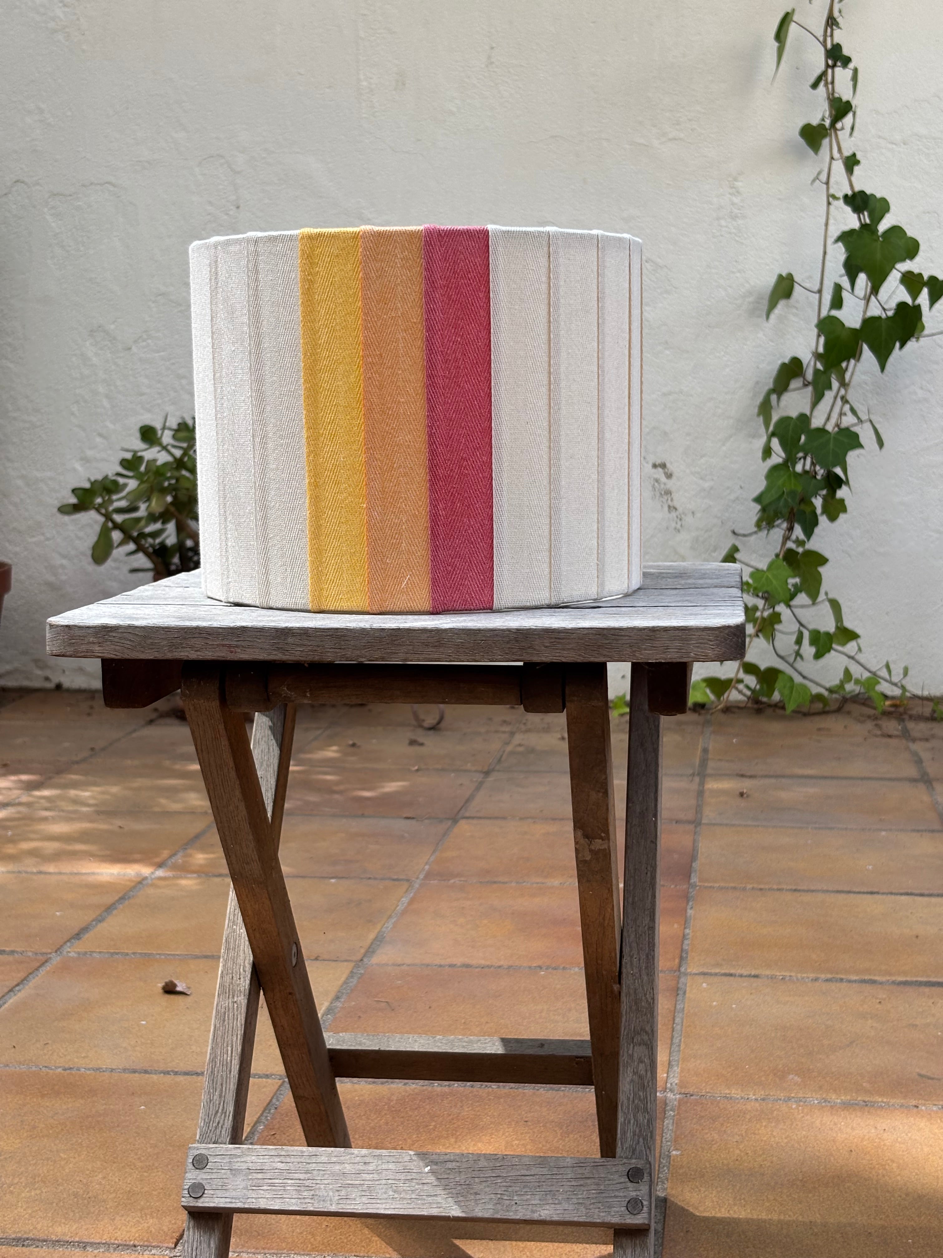 Pantalla Cintas amarilla,naranja y rosa.