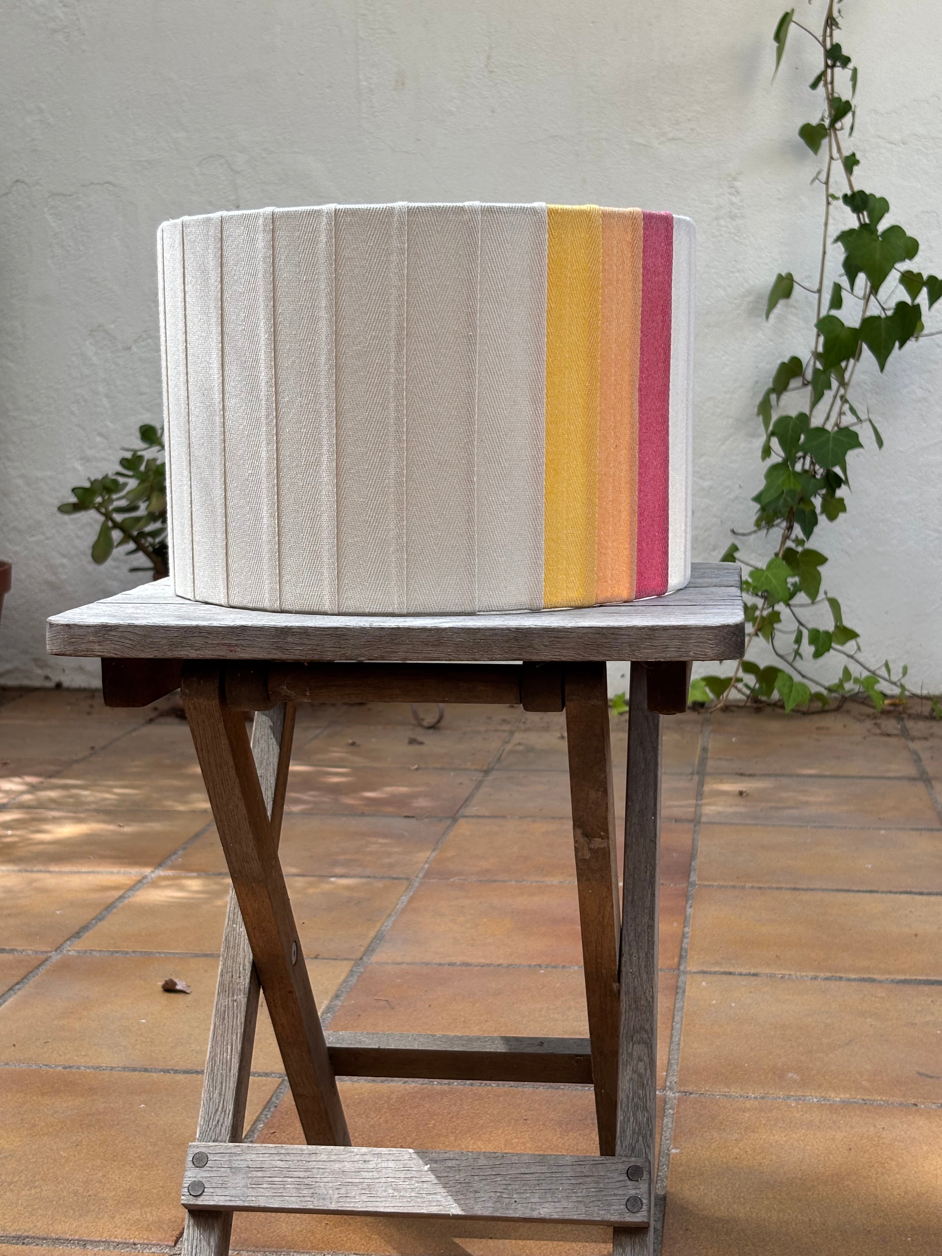 Pantalla Cintas amarilla,naranja y rosa.