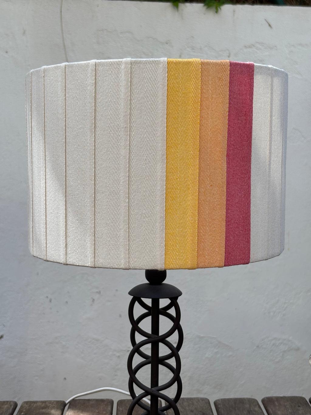 Pantalla Cintas amarilla,naranja y rosa.