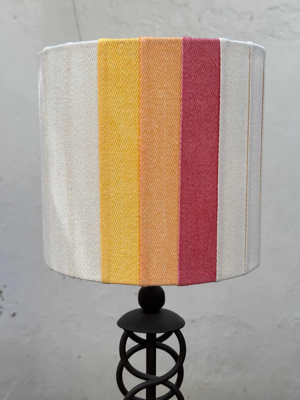 Pantalla Cintas amarilla,naranja y rosa.