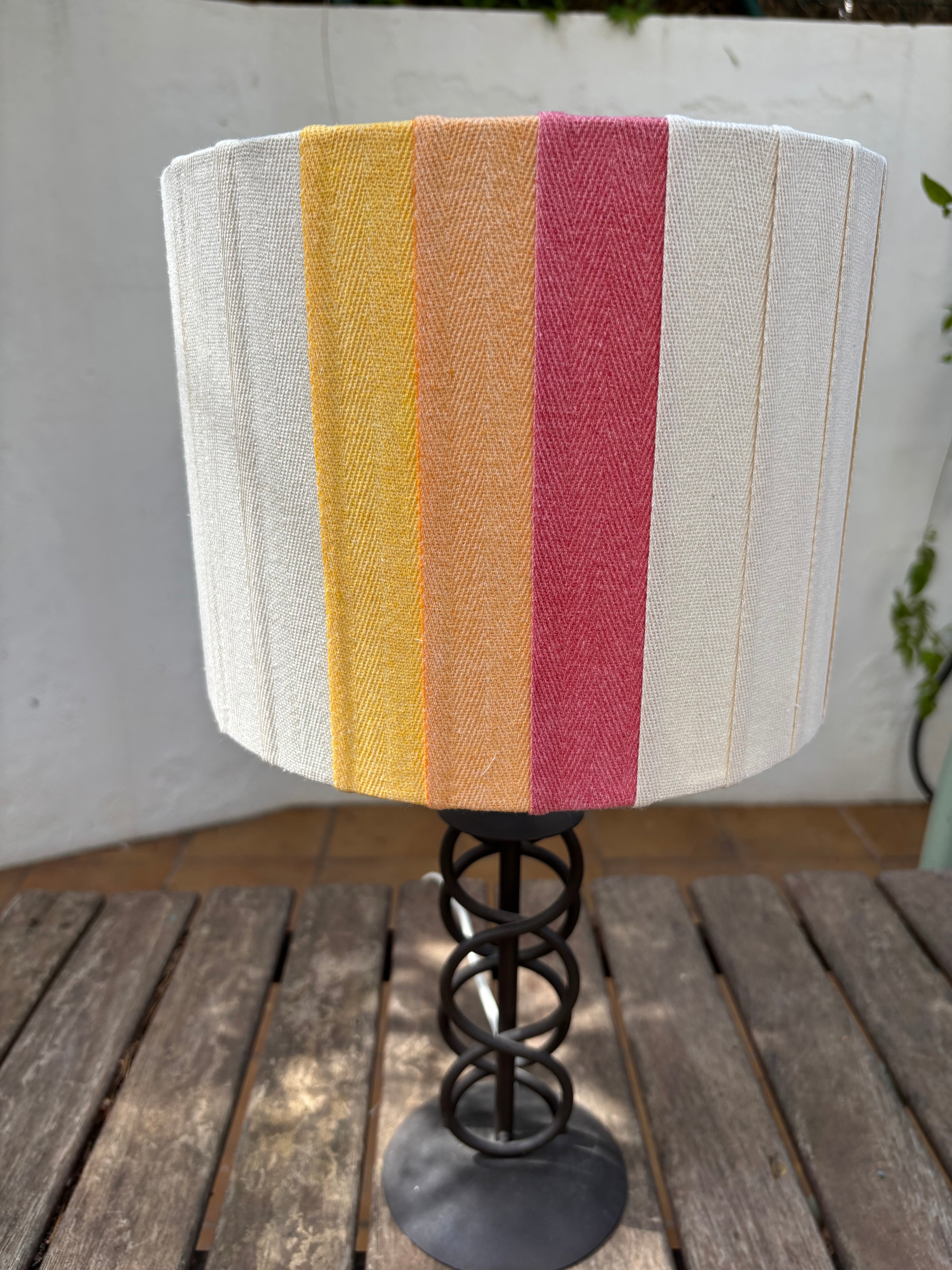 Pantalla Cintas amarilla,naranja y rosa.