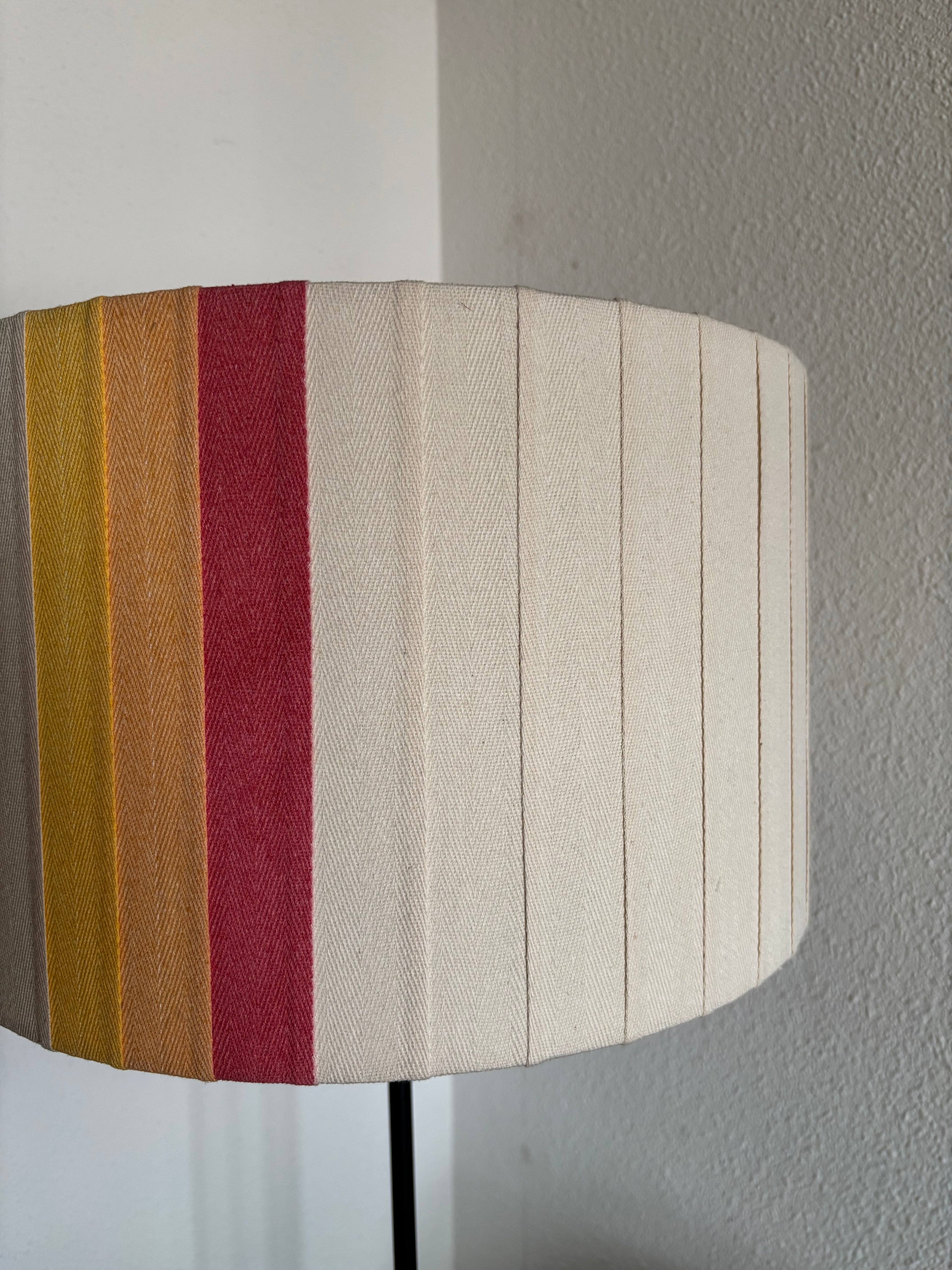 Pantalla Cintas amarilla,naranja y rosa.