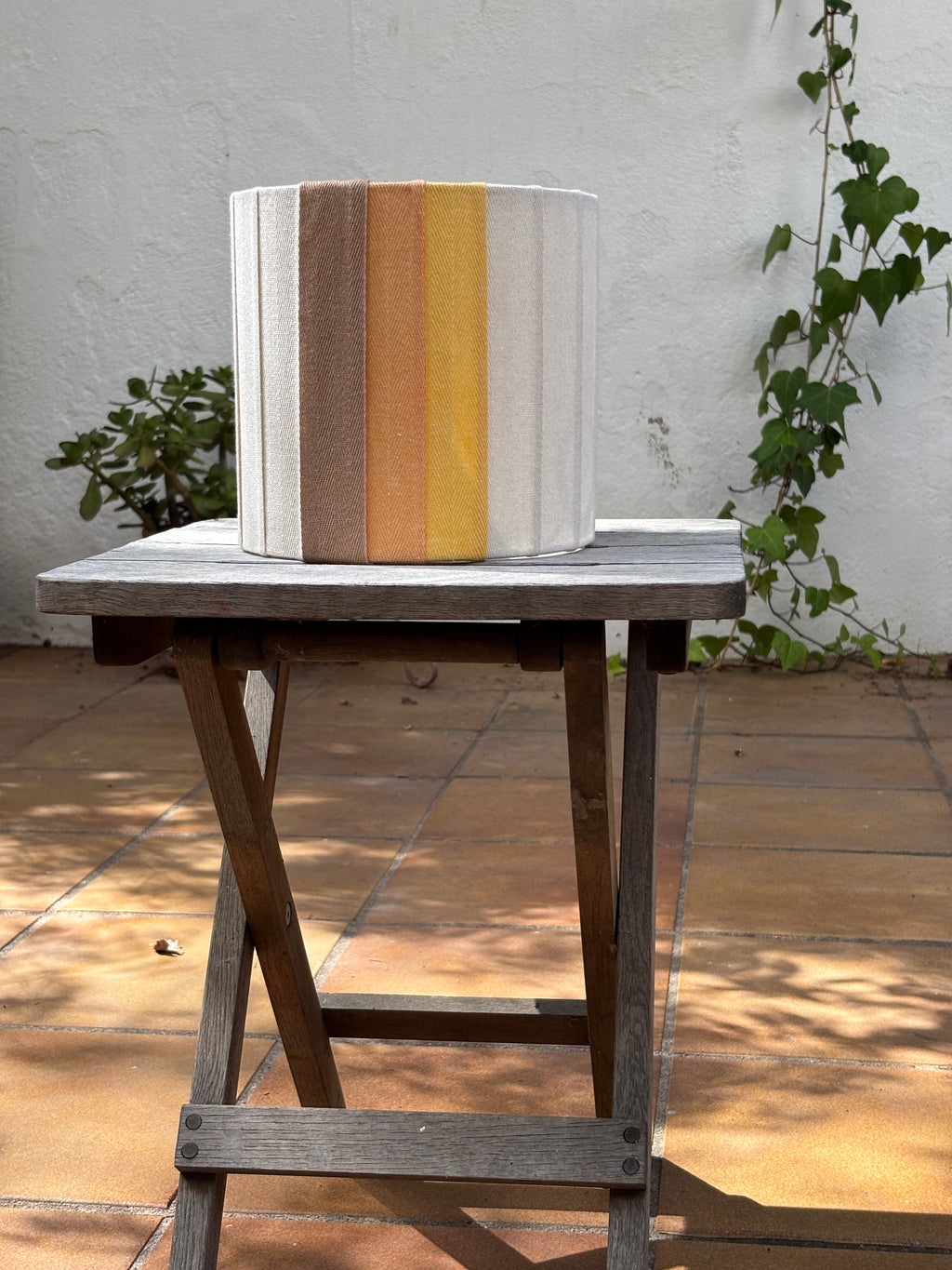 Pantalla Cintas marrón, naranja, amarillo.